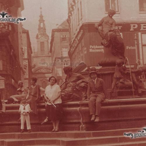 Семейства Малчеви и Бахарови на екскурзия във Виена, 1924 г., пред фонтана Donnerbrunnen
