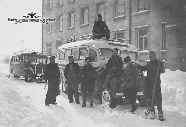 Автобуси Опел Блиц Омнибус пред Съдебната палата- Русе