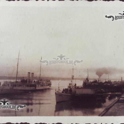 Пристанище Русе, 30 октомври 1933 г., Отляво  е кралската яхта „Стефан чел Маре“