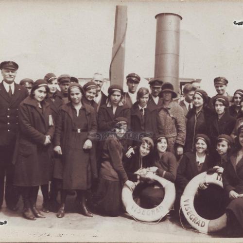Гимназисти на борда на унгарския експресен параход "Вишеград",