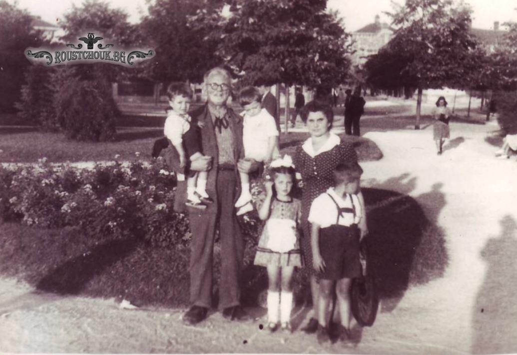 Денчо Ножаров със съпругата и внуците