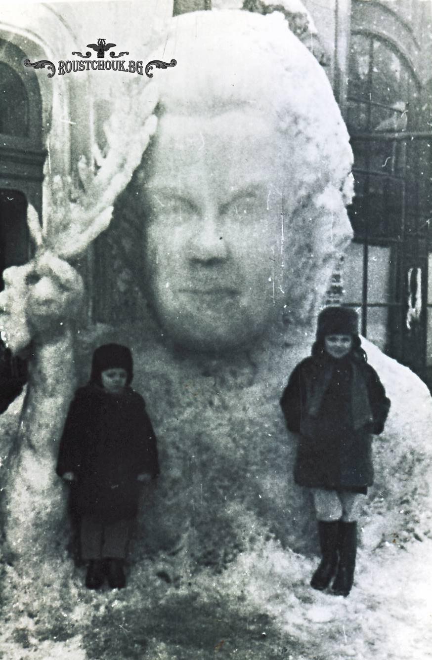 Пред снежната статуя на мира