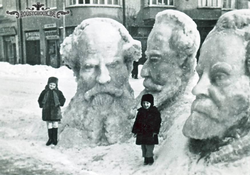 Пред Снежните статуи