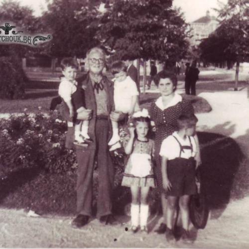 Денчо Ножаров със съпругата и внуците